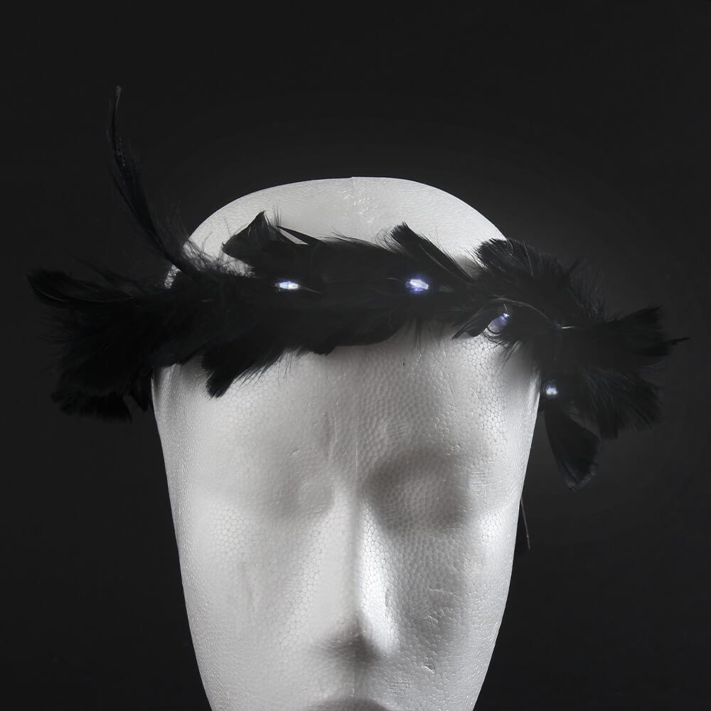BK-54 LED Haarband Haarkranz mit schwarzen Federn und weiße LED Kette