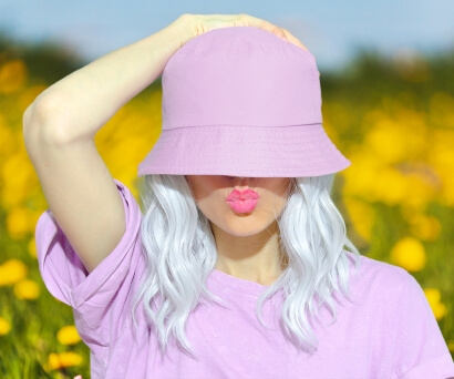 Bucket Hat Model mit Rosa Sonnenhut