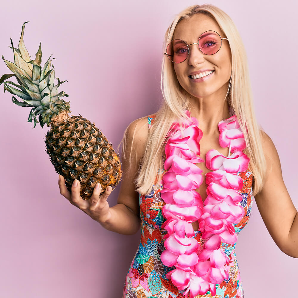 Model mit pinker Hawaiikette