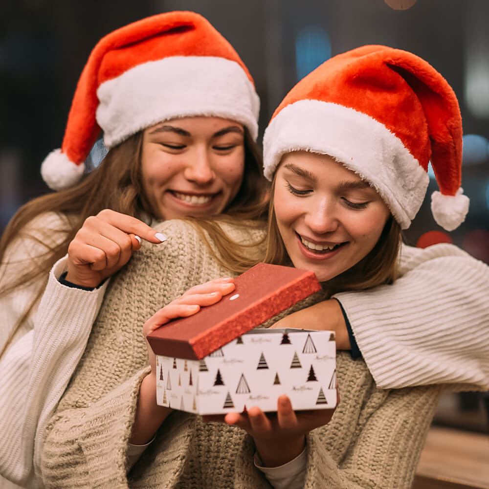 Frauen mit Weihnachtsmuetzen