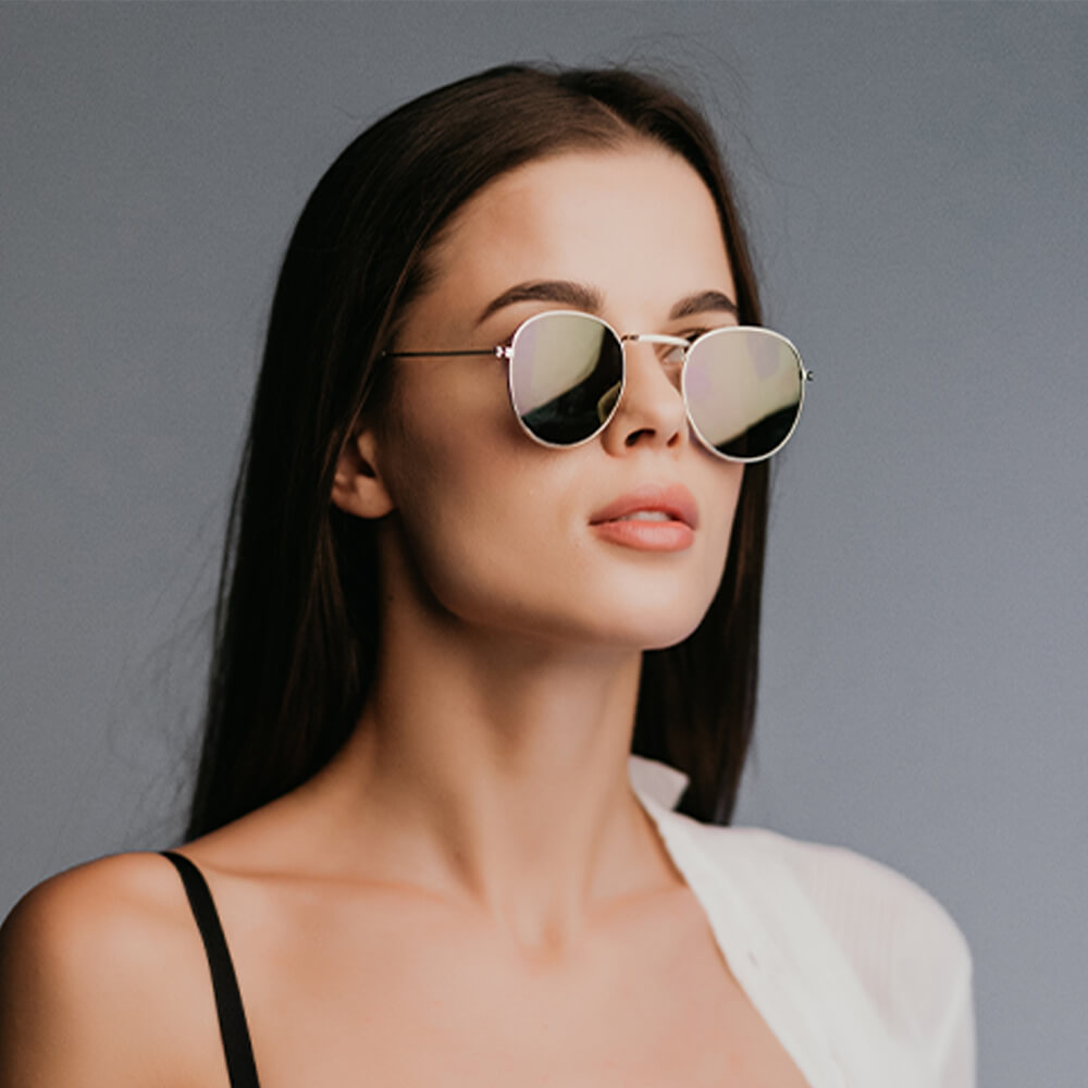 Model mit Sonnenbrille